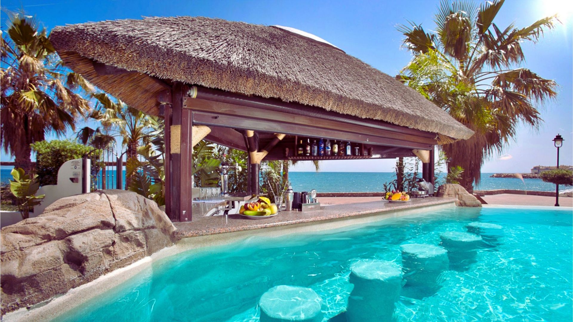 Escenarios tropicales con piscinas de arena y pergolas tropicales